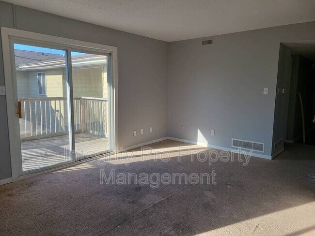 Building Photo - 87 Manor Dr