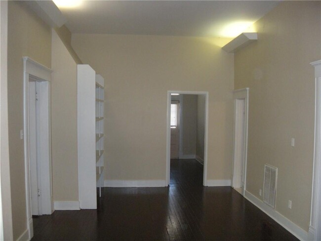 Building Photo - 915 W 23rd St