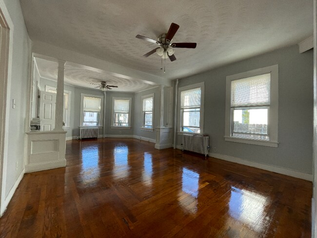 Building Photo - 206 Pine St
