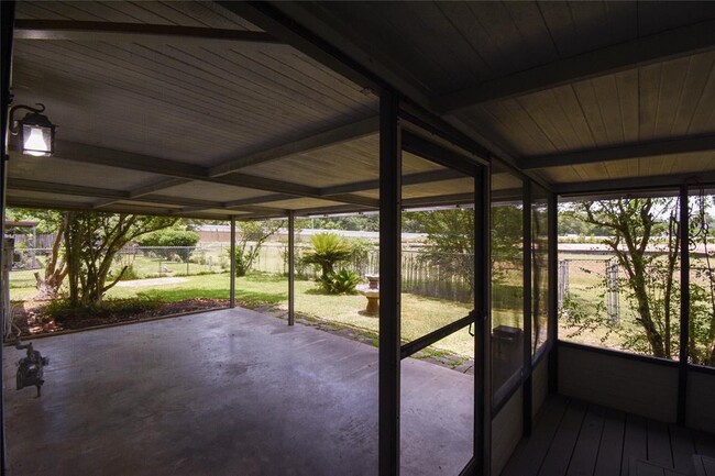 Foto del edificio - 2023 Lexington Woods Dr