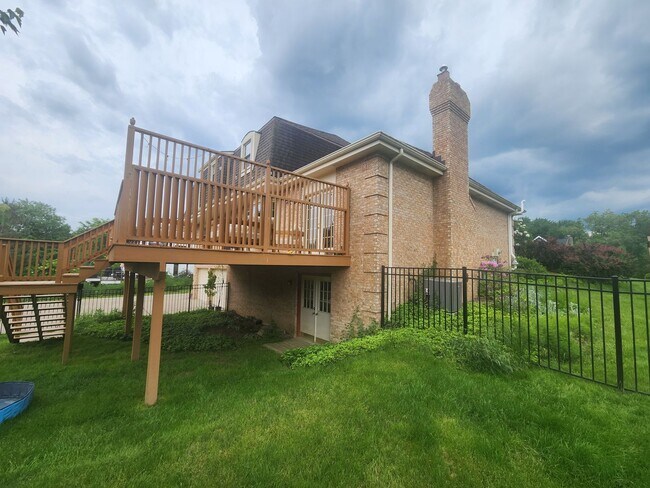 Building Photo - 4 Bedroom 2.5 Bath Beautifully Maintained ...