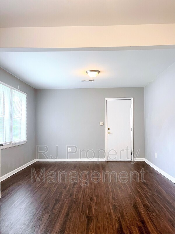 Building Photo - 802 Cella St