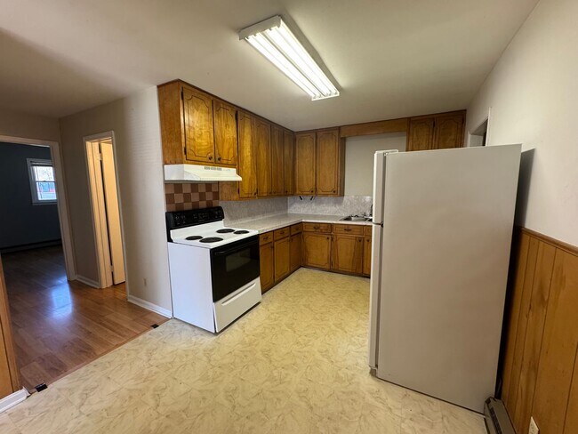 Building Photo - 2 bed/ 1 bath duplex with Carport