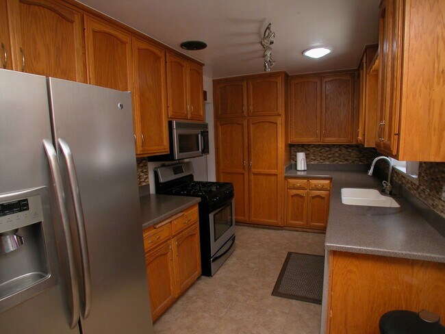 Foto del edificio - Charming 4-Bed 3-Bath in Paradise Hills