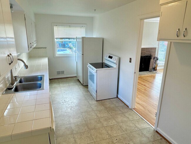 Foto del edificio - Rose City Park Neighborhood Quintessential Ranch Home on Corner Lot with Huge Basement, Fenced Ya...