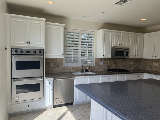 Foto del edificio - 5210 Village Green Ln