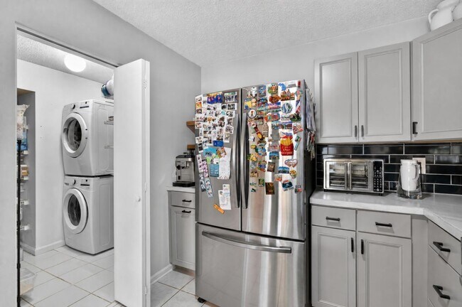 Building Photo - 9351 Arbolita Way