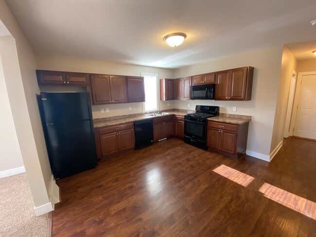 Building Photo - 4 Bedroom Home just 3 minutes from downtown!