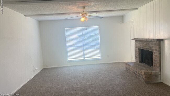 Foto del edificio - 7221 W Cleburne Rd