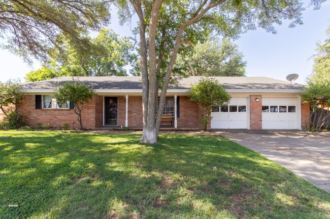 Building Photo - 1535 Primrose Dr