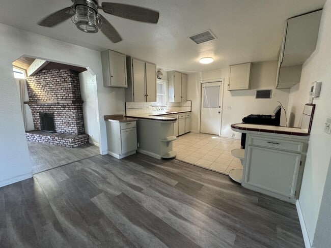 Building Photo - 4133 Kenmore Dr S