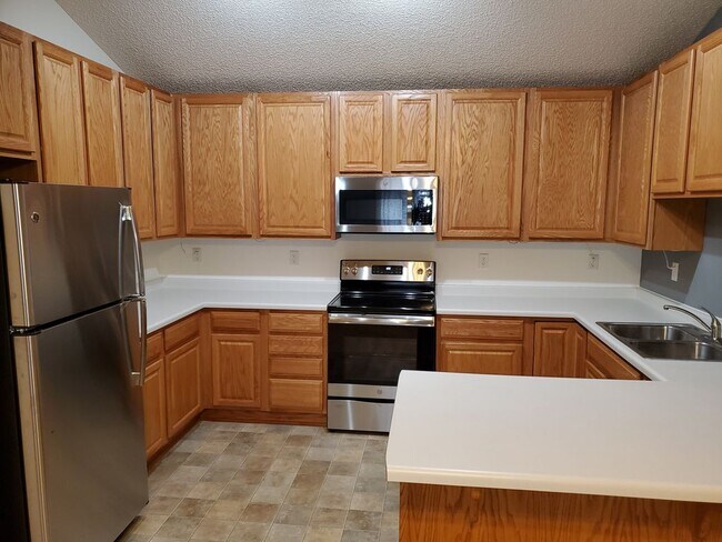 Cocina con electrodomésticos actualizados - 820 Matthew Drive