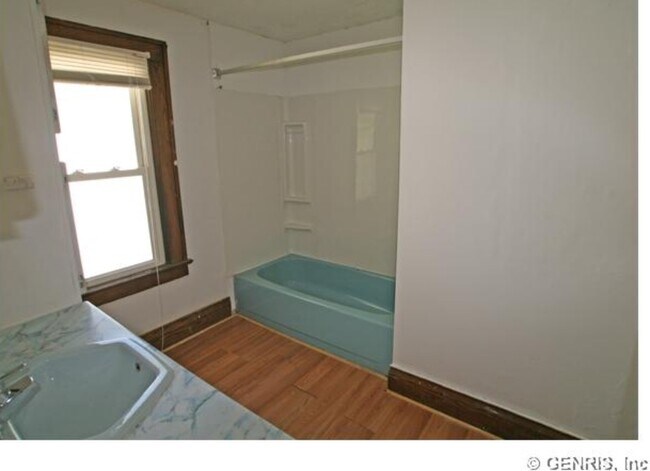 Foto del edificio - 27 Ravenwood Ave