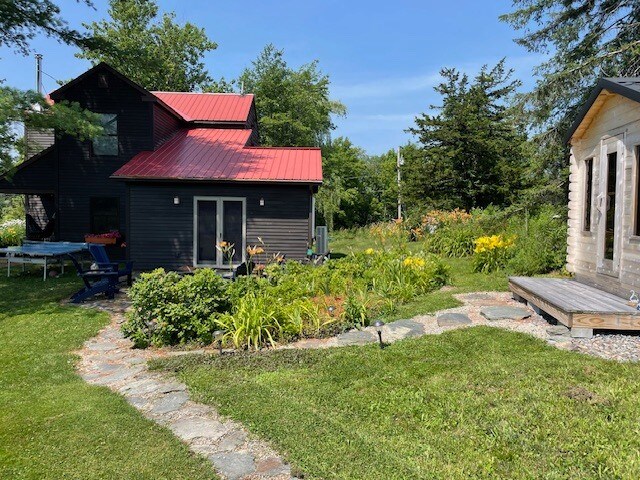 Vista trasera con escalones de piedra que conducen a la sauna. - 223 Huntley Rd