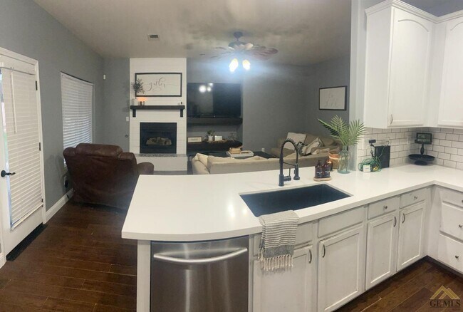 Foto del edificio - Available Now