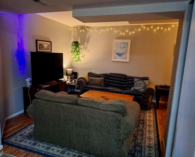 Foto del edificio - 1917 Oakwood Dr