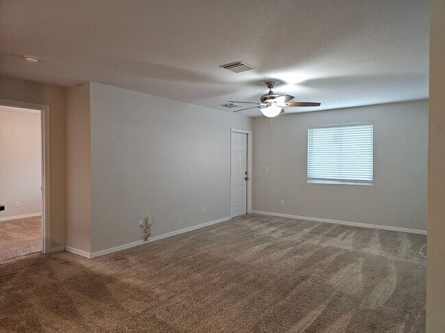 Foto del edificio - 540 Golden Raintree Pl