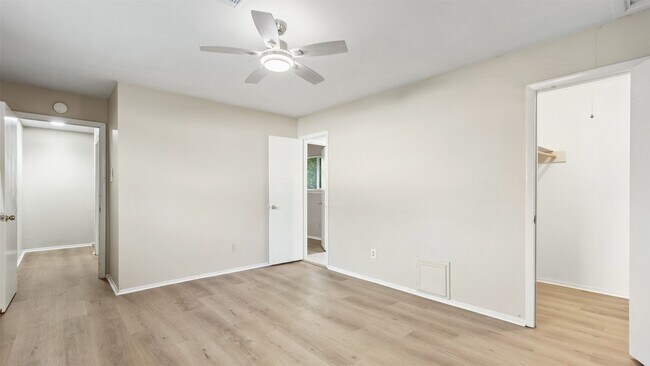 Foto del edificio - 10810 Sugar Hill Dr