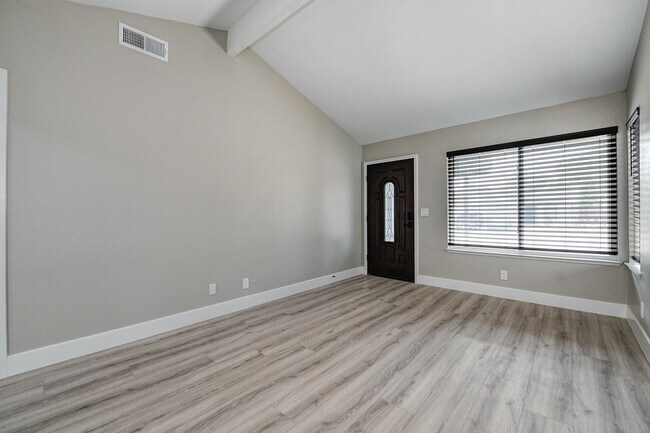 Foto del edificio - 2434 Camino Garden Way