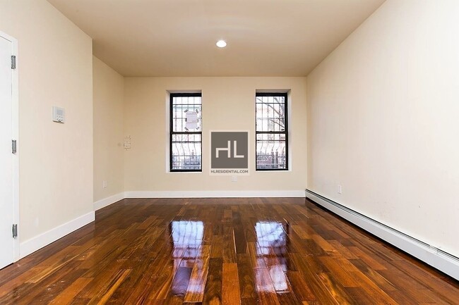 Foto del edificio - NEWLY RENOVATED COZY 3 BEDROOMS/ 2 BATHROO...