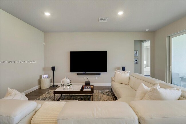 Foto del edificio - 6489 Cloverdale Ave