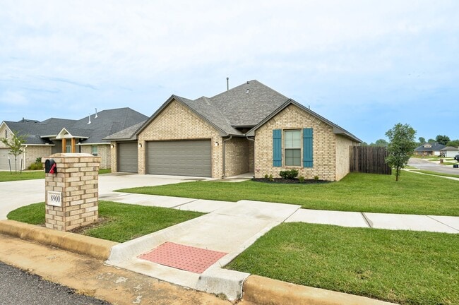 Foto del edificio - Spacious 3-Bedroom Home on a Corner Lot in...