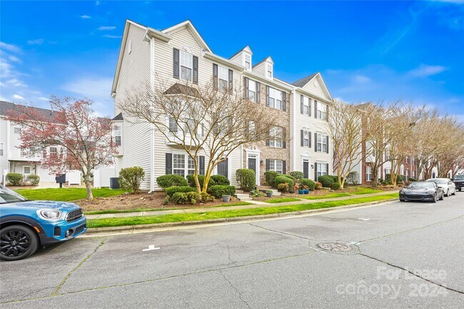 Foto del edificio - 8025 Bristle Toe Ln