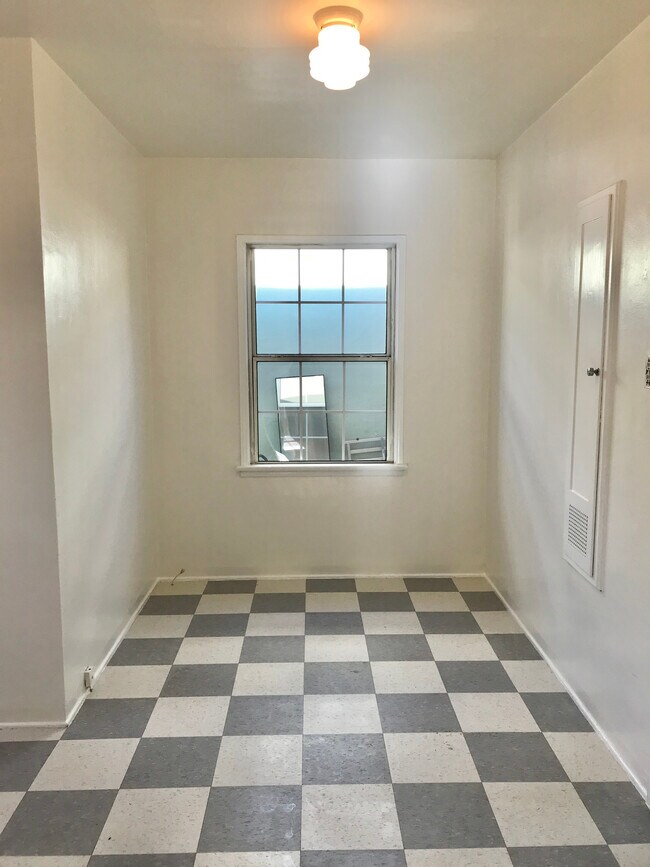 Building Photo - 431 Parkman Ave