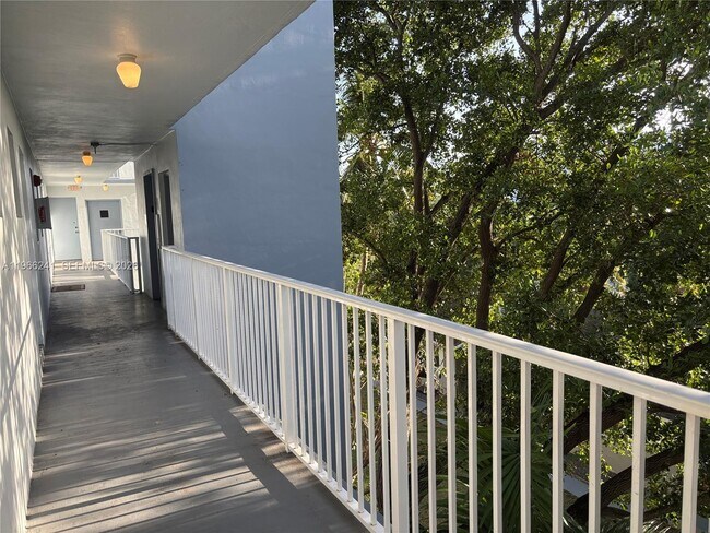 Foto del edificio - 1701 Washington St