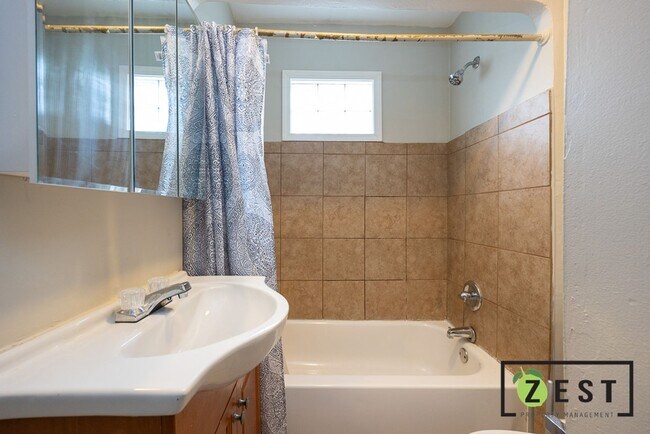 Building Photo - Charming 3 Bed Ranch in Inkster