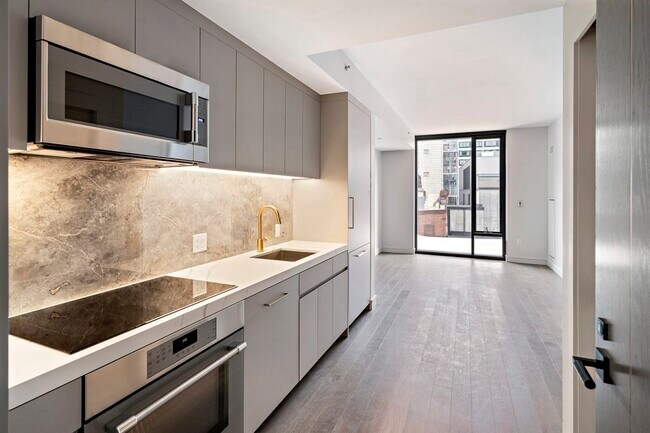 Building Photo - 55 Lagrange St