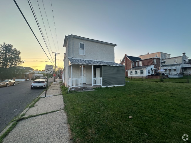 Building Photo - 402 E Vine St