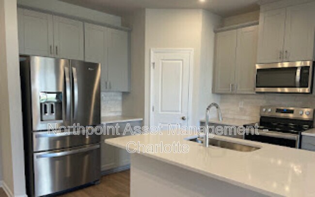 Foto del edificio - 1066 Plumcrest Dr