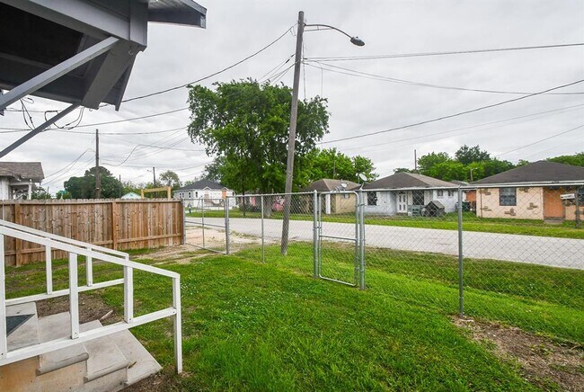 Building Photo - 2903 Wipprecht St