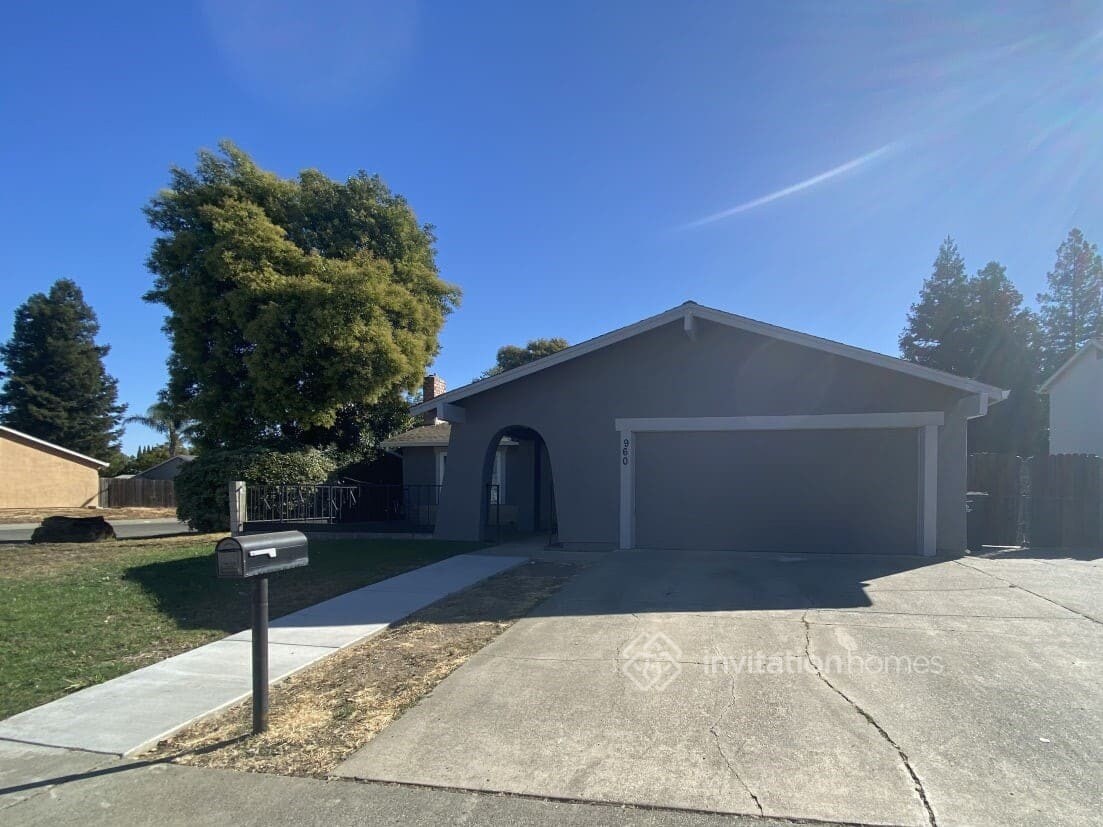 Primary Photo - 960 Pembroke Way