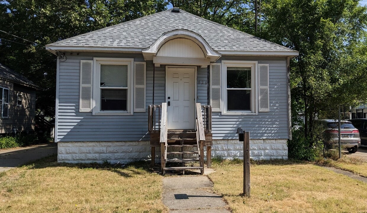 Primary Photo - 826 W Grand Ave