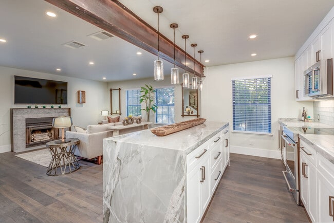 Building Photo - Luxury Spaces Midtown
