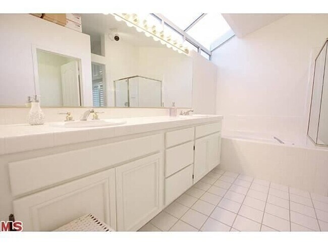 Building Photo - 369 Saint Thomas Dr