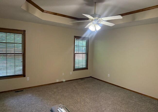 Foto del edificio - BEAUTIFUL FULLY FENCED HOME IN NIXA SCHOOL...