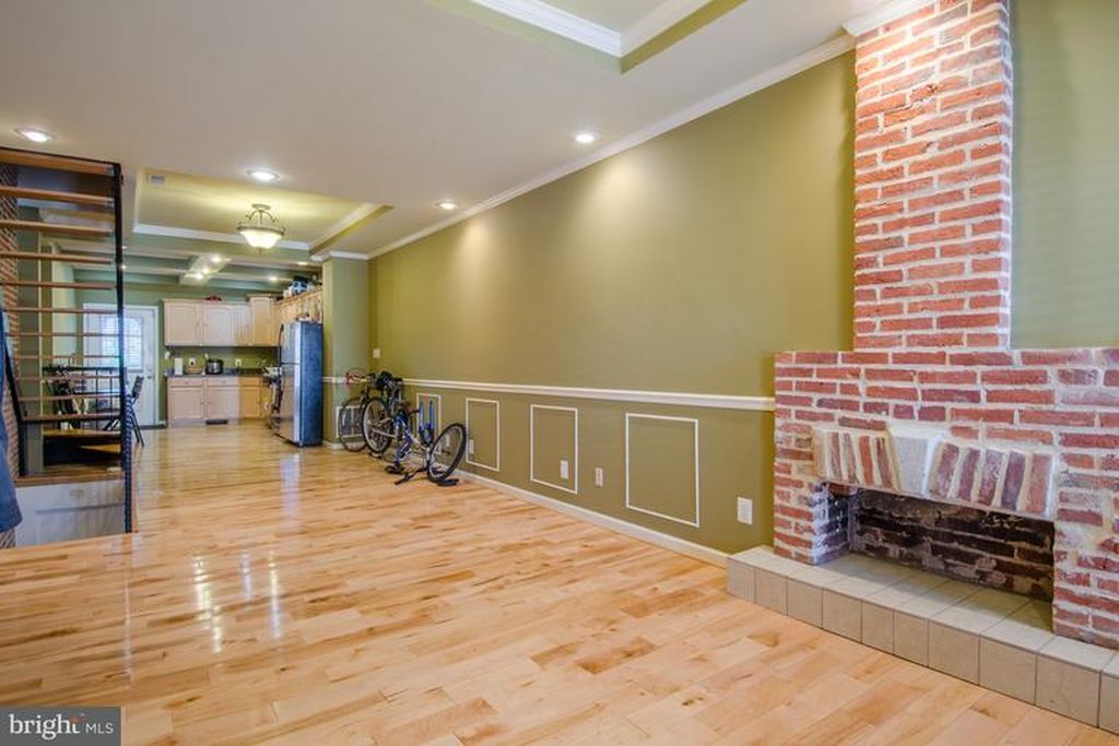 Open floor living space - 915 Washington Blvd