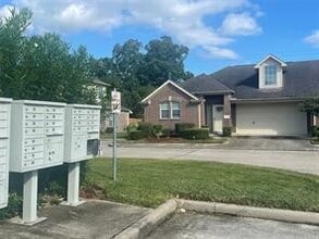 Building Photo - 1615 Village Townhome Dr