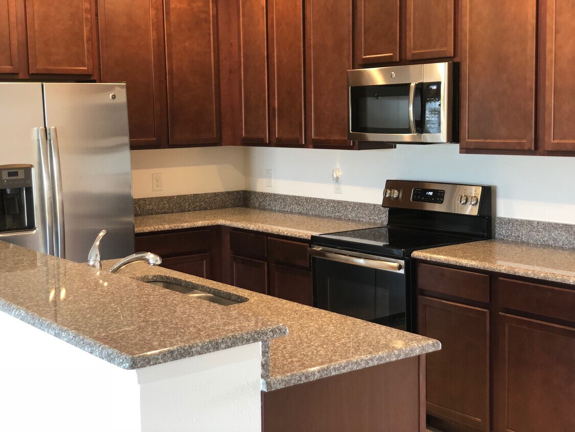 Foto principal - 200 Primrose Dr