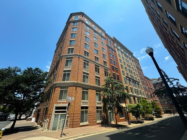 Building Photo - Luxurious 2 Bed 2 Bath Condo In Station Sq...