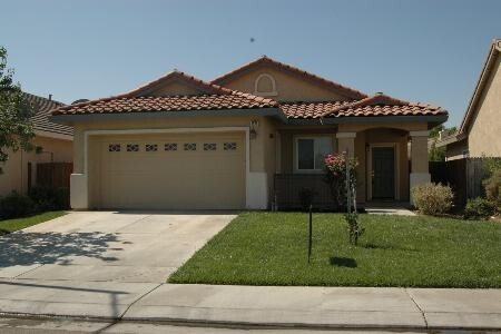 Foto principal - Single story 4 bedroom and two bath home i...