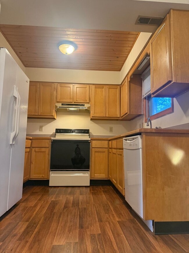 Building Photo - PRICE REDUCED! 2 Bedroom, 1.5 bath Townhou...