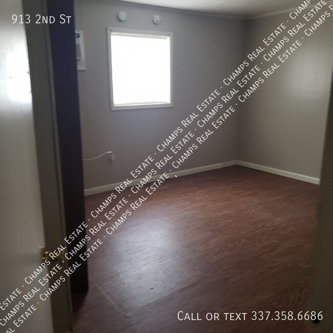 Building Photo - 913 2nd St