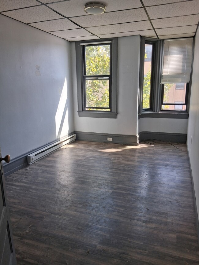 Building Photo - 305 Penn St