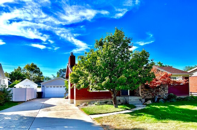 Building Photo - 3096 S Marie Cir