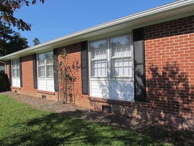 Foto del edificio - 3 Bed 1 Bath Brick Ranch