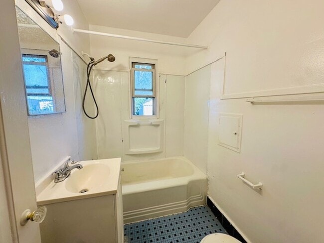 Building Photo - 2 Bedroom 1 Bath House For Lease Section 8 Only